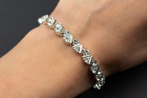 Discover Diamond Tennis Bracelets With Details on Design and Diamond Grading